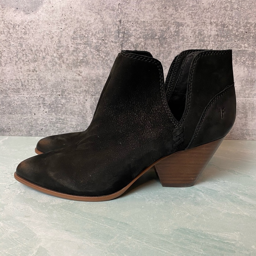 NWOT Frye Reina Cut Out Bootie in black size 9